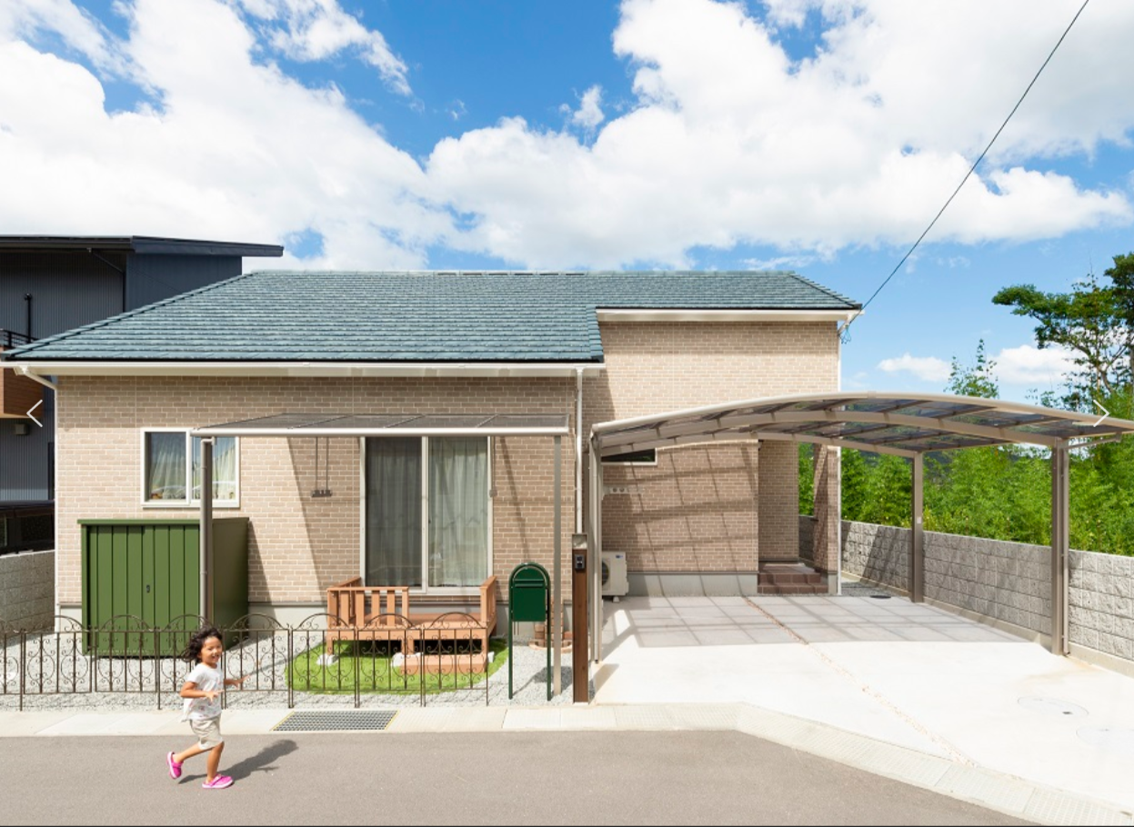 平屋 カントリー調の外観と大きな窓があるリビング さくら夢ハウス Hug Hug住宅展示場